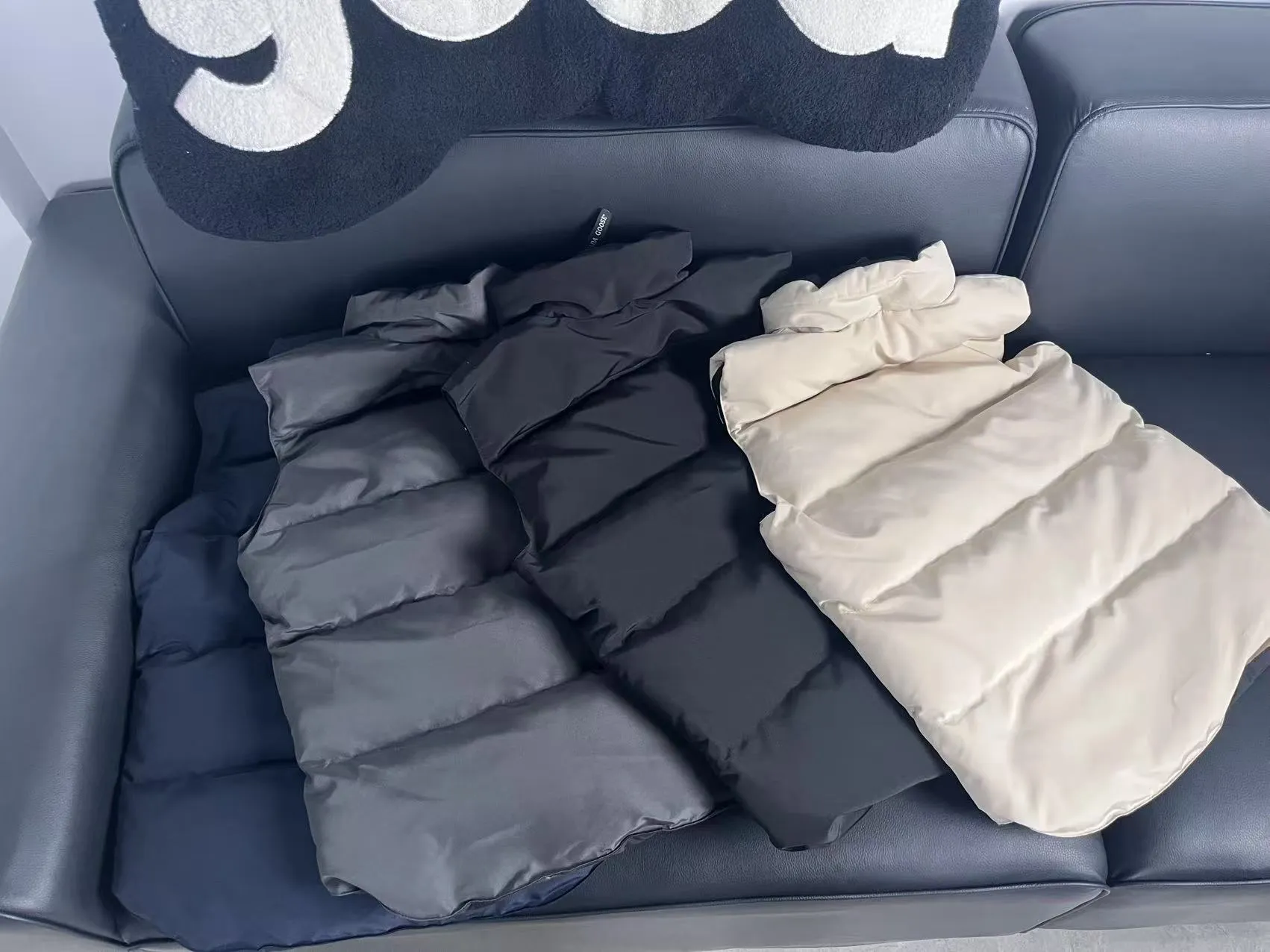 𝑪𝒂𝒏𝒂𝒅𝒂 𝑮𝒐𝒐𝒔𝒆Canada Goose Collection Display Color: Black Navy Blue Gray Beige White